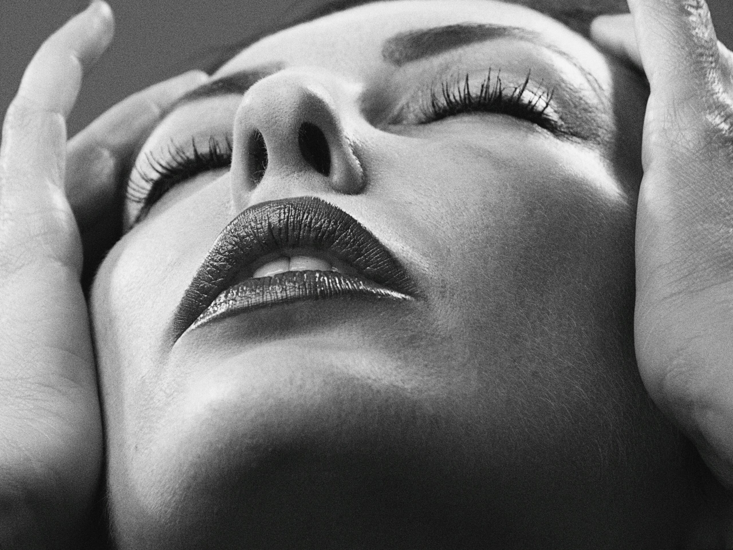 Mulher após lifting facial com pele jovem e sem flacidez graças à dieta pós-cirúrgica